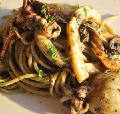 Ricetta spaghetti al nero di seppia con calamari e gamberi